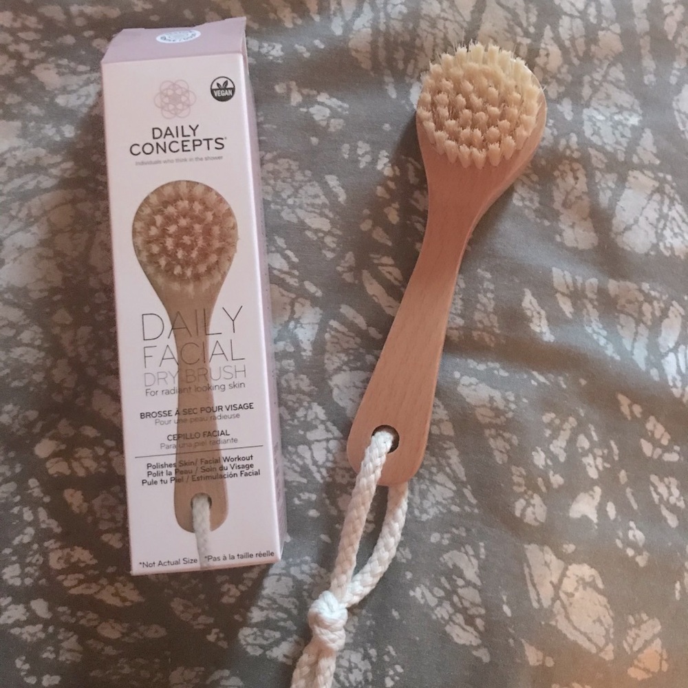 3/20$•Daily Concepts Dry Facial Brush